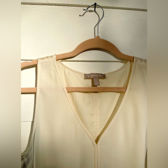 Cream Banana Republic Sleeveless Blouse. Size Small. - Picture 2 of 2